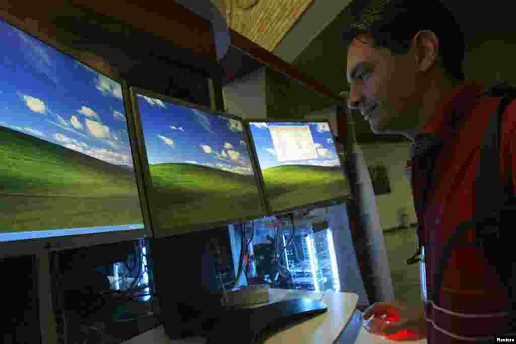 Fuera de la capital, la posibilidad de acceder a la red es más complicado. En Ciego de Ávila o Santa Clara, para sentarte ante una computadora y revisar tu cuenta de correo electrónico o leer medios online como El País o la rev